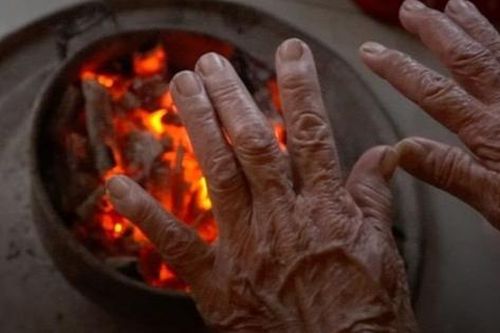 Đốt than, củi sưởi ấm trong nhà: Đã có nhiều cảnh báo, vẫn có thêm người tử vong