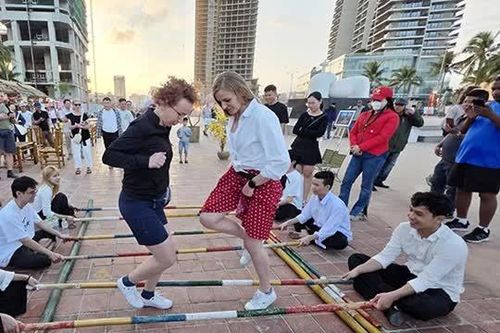 Đà Nẵng: 'Tết làng chài' tại Công viên Biển Đông hút khách nước ngoài