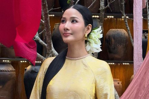 Ngẩn ngơ với visual dịu dàng của Hoàng Thùy khi mặc áo dài