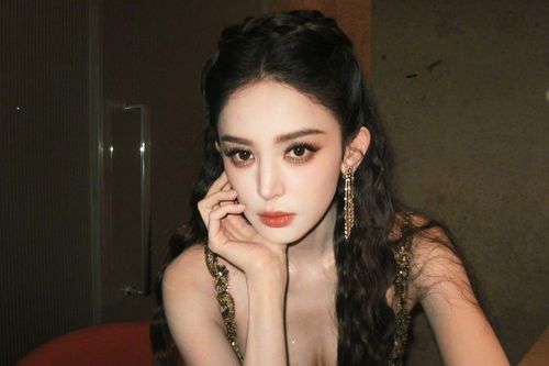 Cổ Lực Na Trát bị té ngã ngay trên bậc thang, phải có người dìu đứng dậy