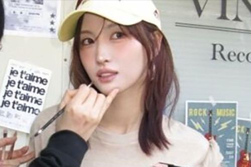 Momo (TWICE) khoe vòng eo săn chắc khiến hội chị em trầm trồ