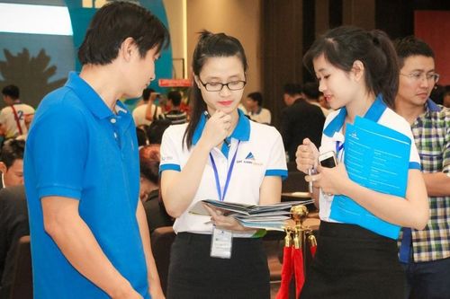 Tết của nữ môi giới bất động sản: Hai vai, một mùa áp lực