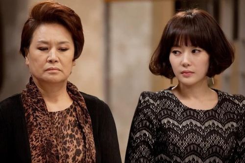 Từ scandal mẹ chồng - con dâu đang 'nóng' trên mạng: Phụ nữ đừng nên làm khổ phụ nữ