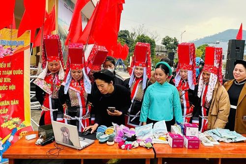 Tuyên truyền về bầu cử đại biểu Quốc hội và HĐND các cấp cho hội viên, phụ nữ biên giới