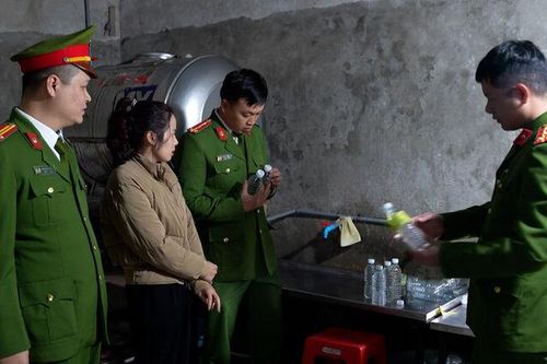 Khởi tố đối tượng sản xuất, buôn bán hơn 60.000 lít giấm giả