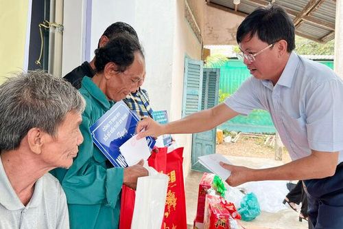 Phường Hà Tiên bàn giao 10 căn nhà Đại đoàn kết