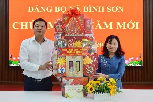 Phó Chủ tịch HĐND tỉnh An Giang Đinh Thị Việt Huỳnh chúc tết hai xã Bình Giang và Bình Sơn
