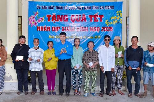 Tặng 150 phần quà tết cho người dân xã Hòa Điền