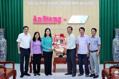Đoàn công tác phường Long Xuyên chúc tết Báo và Phát thanh - Truyền hình tỉnh An Giang