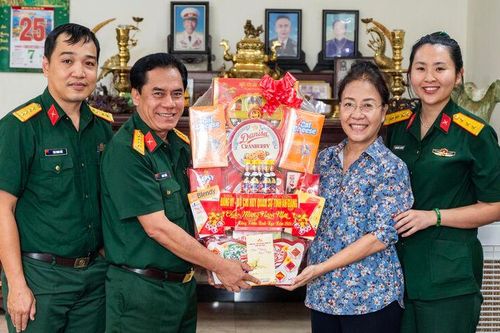 Đại tá Chau Chắc chúc tết gia đình Anh hùng Lực lượng vũ trang nhân dân và nguyên lãnh đạo tỉnh