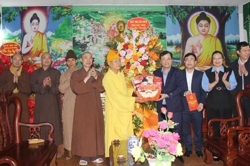 Phó Chủ tịch UBND tỉnh Phan Thế Tuấn chúc Tết Hòa thượng Thích Thiện Văn