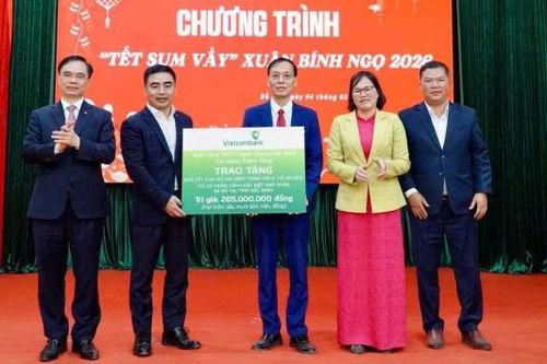 Phó Giáo sư, Tiến sĩ Dương Trung Ý, Tổng Biên tập Tạp chí Cộng sản dự chương trình 'Tết sum vầy' tại xã Bố Hạ