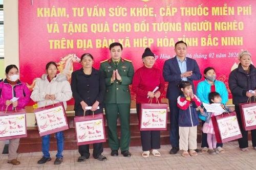 Bệnh viện Quân y 110 khám, cấp thuốc miễn phí cho đối tượng chính sách tại xã Hiệp Hòa