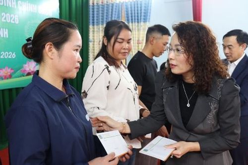 Phó Bí thư Thường trực Tỉnh ủy Nguyễn Thị Hương tặng quà Tết cho các hộ nghèo xã Sa Lý