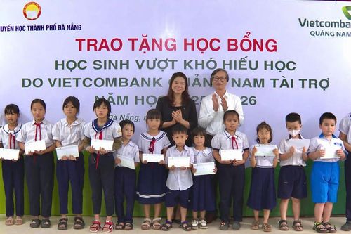Trao 160 suất học bổng cho học sinh vượt khó, hiếu học