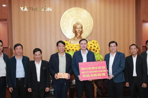 Phó Chủ tịch Thường trực HĐND thành phố Trần Phước Sơn tặng quà gia đình chính sách các xã Đại Lộc và Thu Bồn
