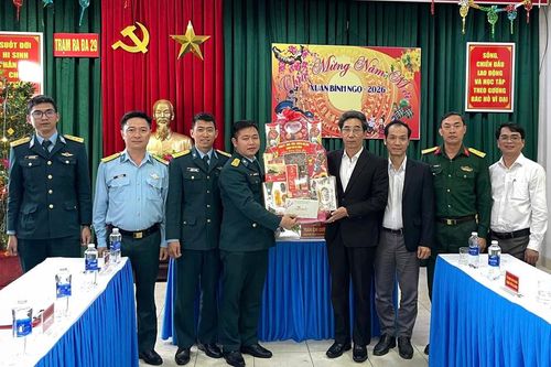 Phó Chủ tịch UBND thành phố Đà Nẵng Trần Chí Cường thăm, chúc Tết Trạm ra đa 29