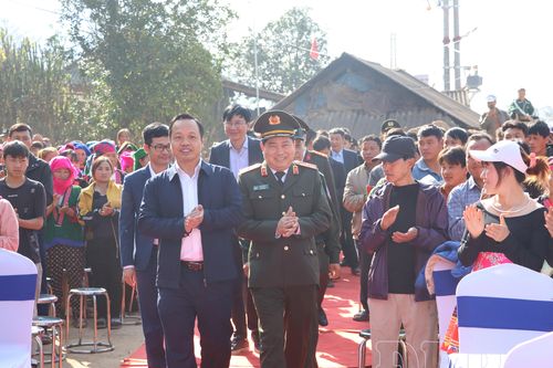Khánh thành công trình đưa điện lưới quốc gia về bản Phảng Củ, Háng Chua