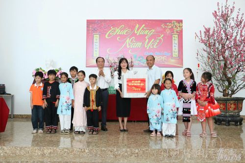 Khối thi đua Văn hóa - Xã hội thăm, tặng quà Tết trẻ em có hoàn cảnh đặc biệt