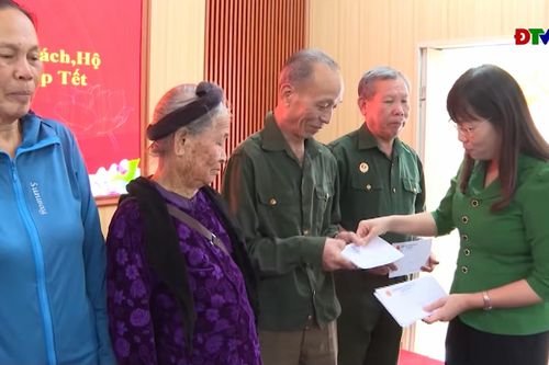 Phó Chủ tịch HĐND tỉnh Cao Thị Tuyết Lan chúc Tết Bộ đội Biên phòng và hộ nghèo, gia đình chính sách
