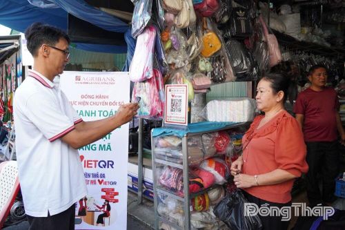 Mô hình chợ 4.0 xã Hòa Long: Tạo thói quen thanh toán không dùng tiền mặt