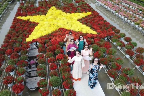 Phường Sa Đéc: 500 giỏ hoa cúc mâm xôi xếp hình lá cờ Việt Nam thu hút khách tham quan