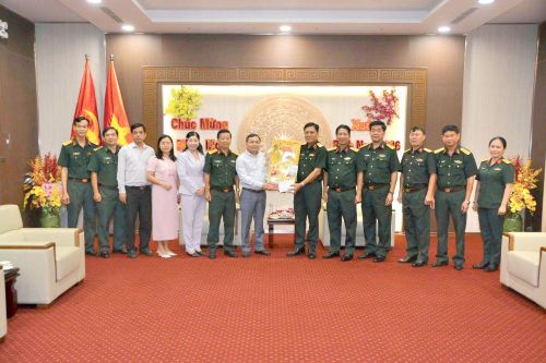 Đoàn công tác Tỉnh ủy Đồng Tháp chúc tết Bộ Tư lệnh Quân khu 9