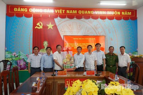 Đoàn công tác tỉnh Đồng Tháp thăm, chúc tết tại xã Tân Thạnh