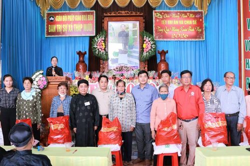 Xã Tháp Mười: Trao tặng 300 phần quà tết và tuyên truyền pháp luật cho người dân