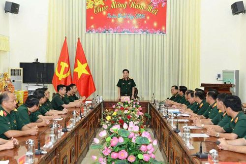 Thứ trưởng Bộ Quốc phòng Nguyễn Văn Gấu thăm, chúc tết Sư đoàn 8
