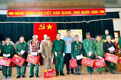 Tặng 100 suất quà cho cựu chiến binh xã Tuy Phước và Vĩnh Sơn