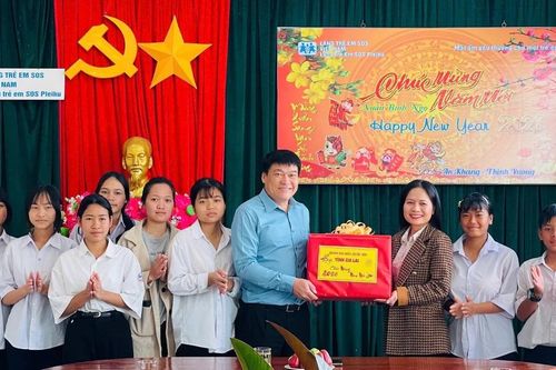 Lãnh đạo Đoàn ĐBQH tỉnh thăm, chúc Tết Làng trẻ em SOS Pleiku và Trung tâm Bảo trợ xã hội tổng hợp Pleiku