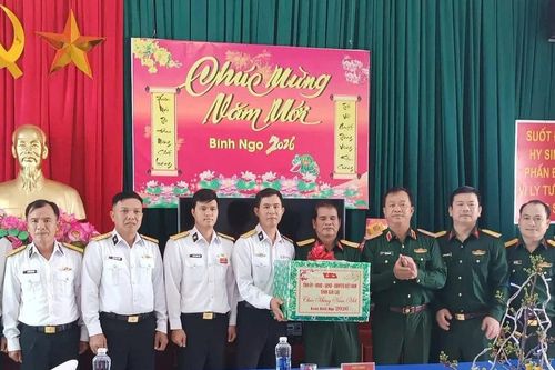 Phó Tư lệnh Quân khu 5 thăm, chúc Tết các đơn vị quân đội ở Gia Lai