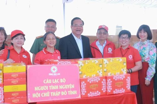 Trao 1.400 suất quà 'Tết nhân ái' cho người dân xã Đề Gi