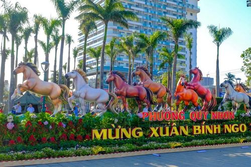 Phường Quy Nhơn khánh thành cụm linh vật năm Bính Ngọ 2026 tại Quảng trường Chiến Thắng
