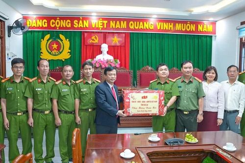Phó Chủ tịch Thường trực UBND tỉnh Nguyễn Tuấn Thanh thăm, chúc Tết các đơn vị trực thuộc Công an tỉnh
