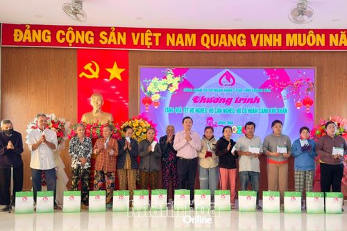 Công đoàn cơ sở Ngân hàng Chính sách xã hội tỉnh tặng quà Tết cho hộ nghèo, gia đình có hoàn cảnh khó khăn