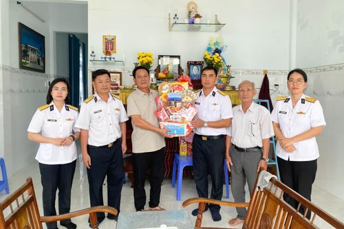 Lữ đoàn 954 thăm, tặng quà gia đình chính sách và con ngư dân nhận đỡ đầu