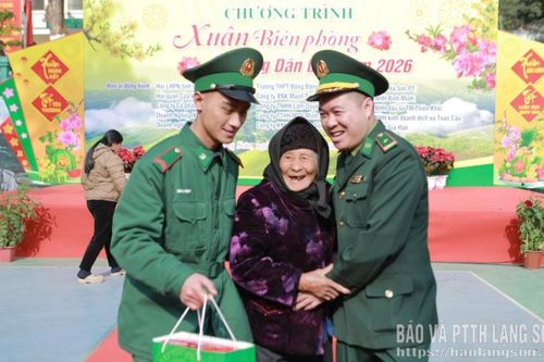 Tết ấm nơi phên dậu