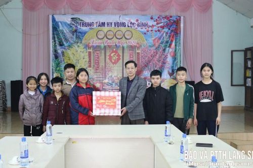 Thăm, tặng quà tết tại Trung tâm Hy vọng Lộc Bình