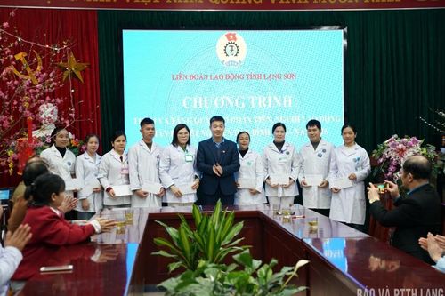 Tặng quà tết tại các xã: Lộc Bình, Mẫu Sơn, Na Dương, Đình Lập