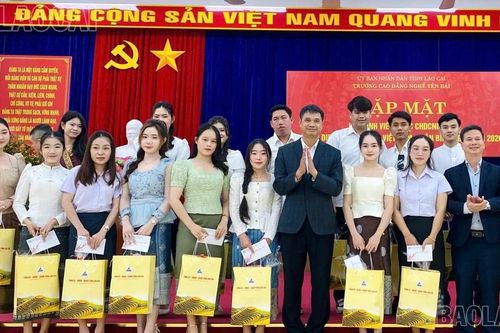 Trường Cao đẳng Nghề Yên Bái tặng quà Tết cho lưu học sinh Lào