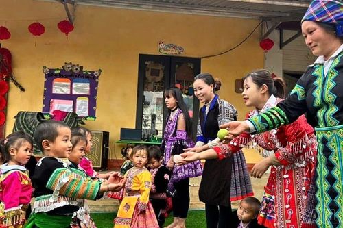 Mang mùa xuân đến với trẻ em vùng cao