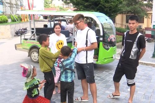 Phường Sa Pa xử lý 83 trường hợp chèo kéo, bán hàng rong, ăn xin