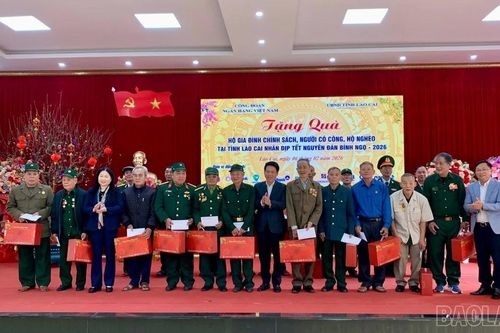 Phó Thống đốc Ngân hàng Nhà nước Việt Nam trao hỗ trợ 1.000 suất quà Tết tại tỉnh Lào Cai