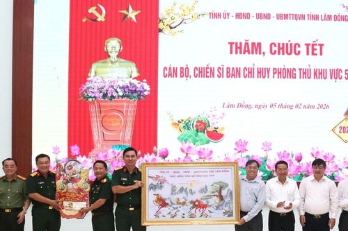 Phó Chủ tịch UBND tỉnh Lâm Đồng Võ Ngọc Hiệp chúc Tết lực lượng vũ trang tại Phan Thiết