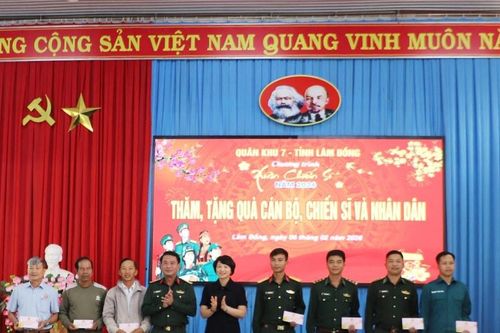 Gần 200 suất quà Tết trao tặng quân và dân xã biên giới Đắk Wil