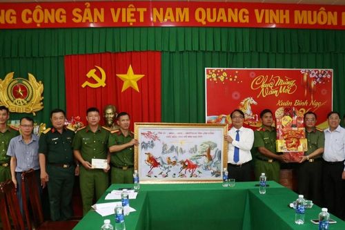 Phó Bí thư Thường trực Tỉnh ủy Lâm Đồng Đặng Hồng Sỹ chúc Tết Tiểu đoàn Cảnh sát cơ động