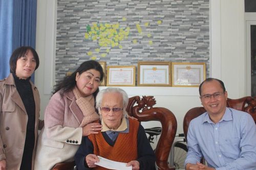 Hội Văn học Nghệ thuật Lâm Đồng: Chúc Tết, tặng quà các văn nghệ sĩ là cựu cán bộ Hội