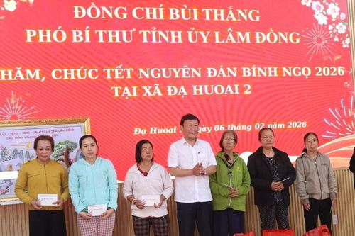 Phó Bí thư Tỉnh ủy Bùi Thắng thăm, chúc Tết và tặng quà tại xã Đạ Huoai 2